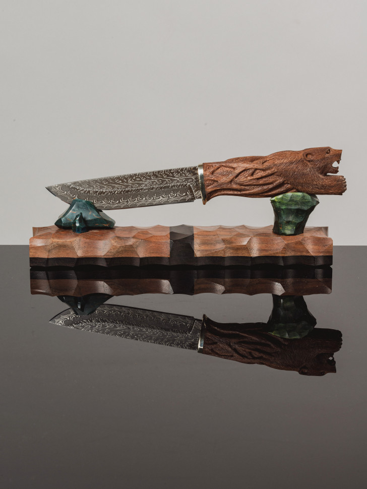 Композиция нож туристический с подставкой Ястреб Дамаск американский орех медведь