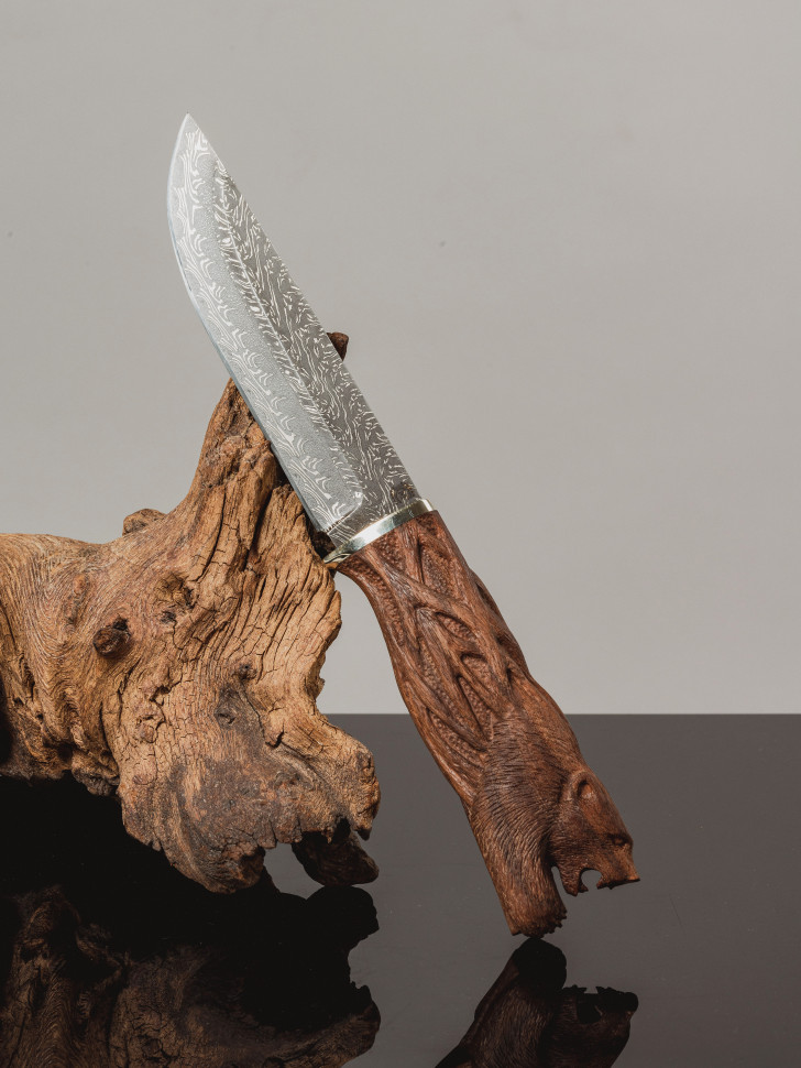 Композиция нож туристический с подставкой Ястреб Дамаск американский орех медведь
