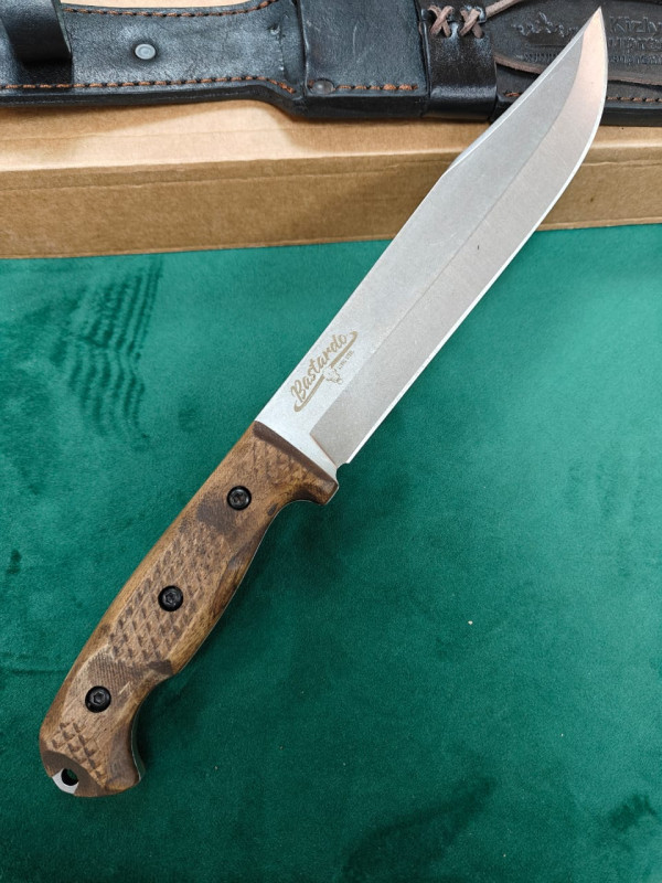BASTARDO 420 HC SW WH LS (StoneWash, Walnut Handle,Leather Sheath) туристический нож